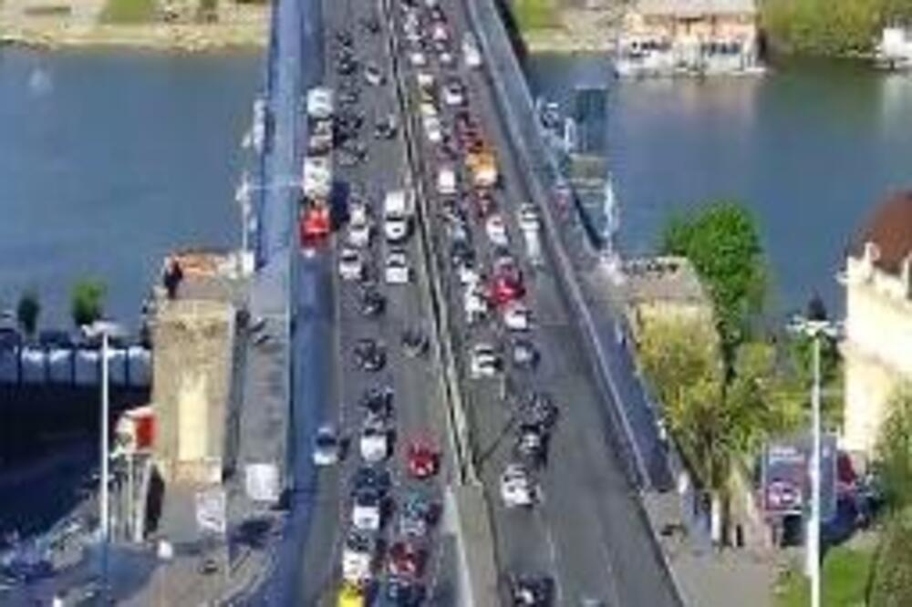 KAKVA GUŽVA OD JUTROS, ALI SVE SE KREĆE! Kao da je čitav Beograd krenuo kolima, kolone automobila na mostovima (FOTO)