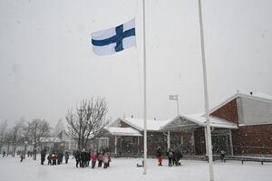 DAN ŽALOSTI NAKON UŽASNOG ZLOČINA: U Finskoj zastave spuštene na pola koplja, veliki broj ljudi zapalilo SVEĆE ISPRED ŠKOLE (FOTO)