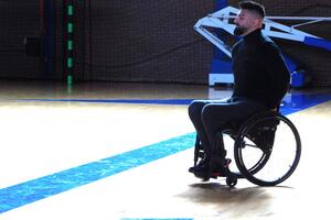 "VOLEO BIH DA JE MENI PRE 16 GODINA NEKO..." Milan iz bolnice izašao 5 dana pre mature, umesto odela kupovao invalidska kolica