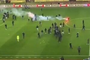 HAOS NA POLJUDU! Torcida probila ogradu i upala na teren posle meča Dinama i Hajduka - ružne scene obilaze Evropu (VIDEO)