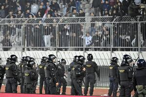 DRAMATIČNI SNIMCI SA STADIONA U HRVATSKOJ! Policija reagovala nakon divljanja huligana - navijač urlao: "Prestani, UBIĆEŠ ČOVEKA"