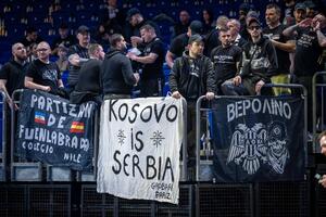 SKANDAL U BERLINU: Nemačka policija skinula transparent navijača Partizana
