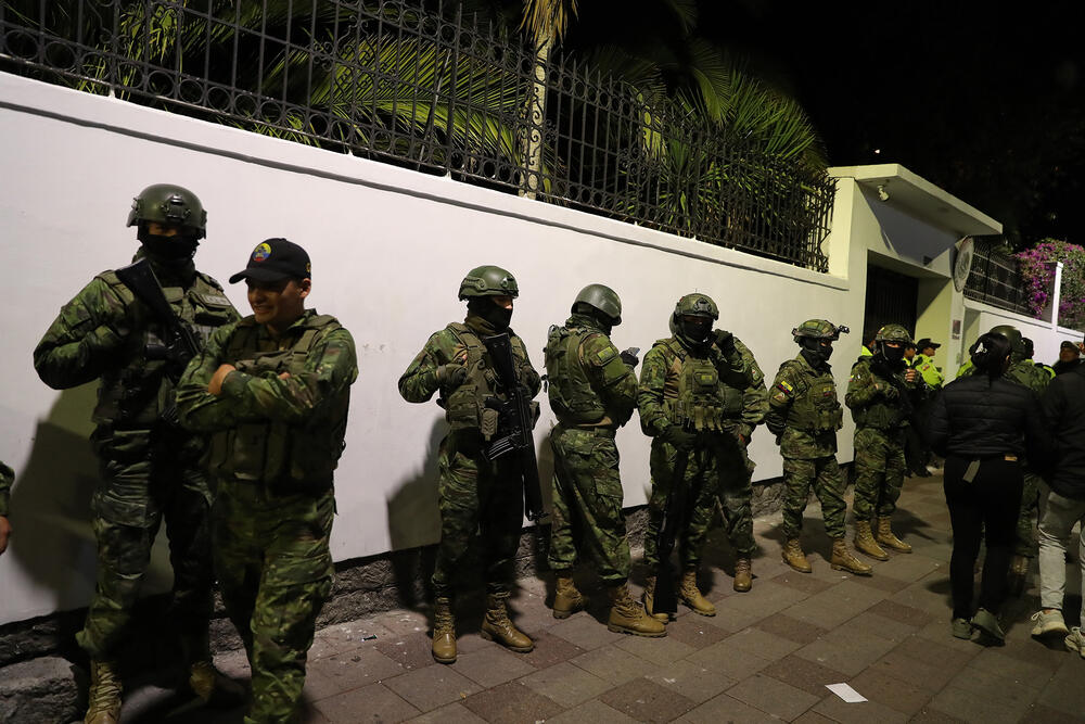 Ekvador, upad u ambasadu