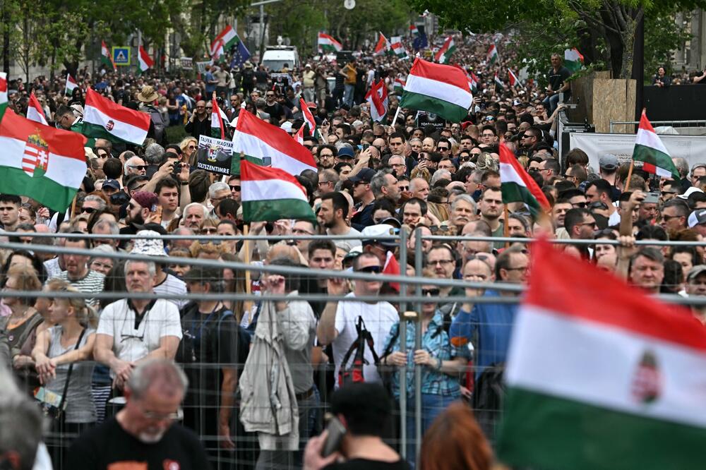 "ORBANE, PODNESI OSTAVKU": Hiljade Mađara protestovalo protiv vlade u Budimpešti (FOTO)