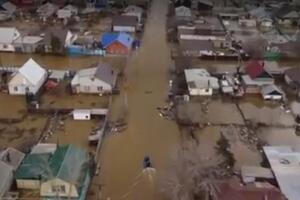 PRIZOR KAO IZ AMAZONSKIH PRAŠUMA! Voda na sve strane, ceo grad u problemu: Očekuje se pogoršanje situacije u Orenburgu (VIDEO)