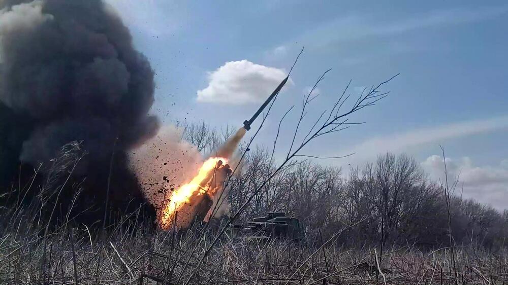 Ruski višestruki lanser raketa Uragan