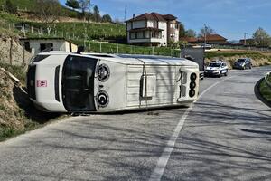 PRVE FOTOGRAFIJE PREVRNUTOG KOMBIJA KOJI JE BIO PUN DECE: Dramatični prizori kod Novog Pazara, prevozio ih iz vrtića (FOTO)