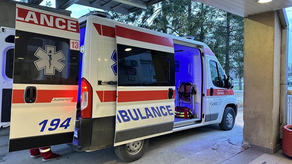 MUŠKARAC (60) ISEKAO SEBI RUKE MOTORNOM TESTEROM: Užas u Beogradu, hitno prevezen u Urgentni centar