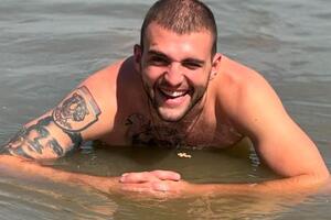 "TIGROVA KRV!" Veljko Ražnatović se skinuo u Titelu i pokazao TRBUŠNJAKE, tetovaže sevaju, a sve PATRIOTSKE (FOTO)