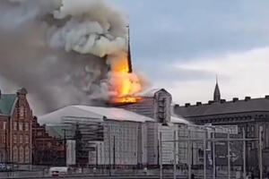 POŽAR GUTA JEDNU OD NAJPOZNATIJIH ZGRADA KOPENHAGENA: Toranj u plamenu se srušio, zaposleni iznose vredne slike! HOROR (VIDEO)
