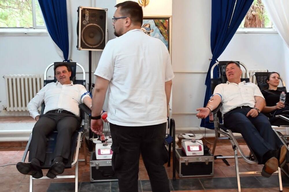 ČIN PLEMENITOSTI, HUMANOSTI I SOLIDARNOSTI Gašić sa polaznicima Centra u Sremskoj Kamenici u akciji dobrovoljnog davanja krvi