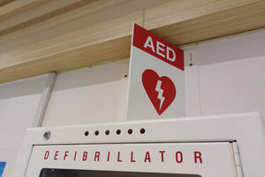 „Živ si gde je AED“: Crveni krst Beograda dobio aparate za spašavanje ljudi pogođenih srčanim udarom
