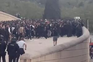 ŽESTOKA TUČA U BARSELONI UOČI VELIKOG MEČA: Haos na ulicama - navijači PSŽ-a u KLINČU sa policijom! VIDEO