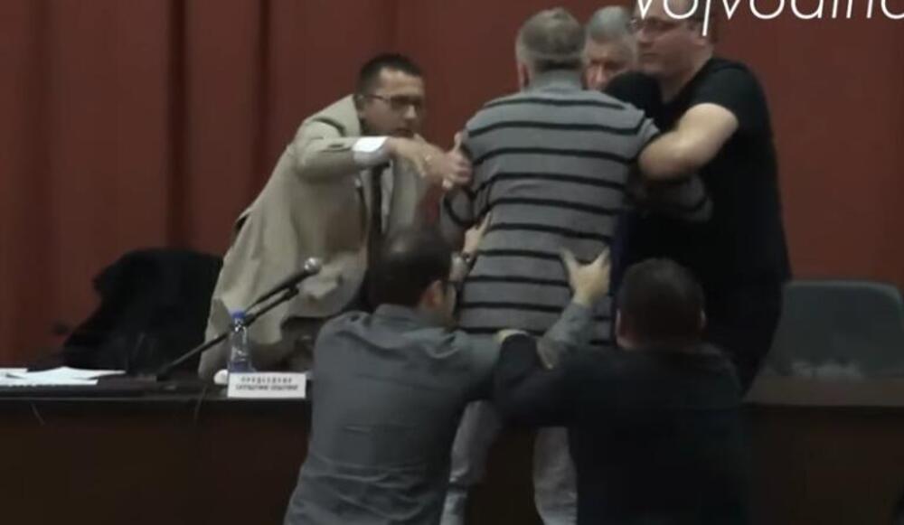 SKANDALOZNA TUČA U KULI: Bruka na sednici, odbornik napao predsednika Skupštine (VIDEO)
