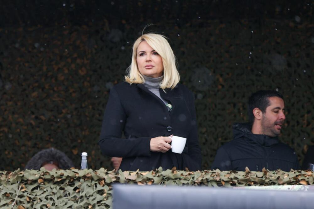 I ČLANOVI VLADE SRBIJE NA POLIGONU: Evo kako se ministarke bore sa hladnoćom (FOTO)