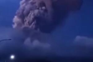LJUDI SU I DALJE U OPASNOSTI! Nastavljena evakuacija zbog erupcije vulkana, aerodrom zatvoren (VIDEO)