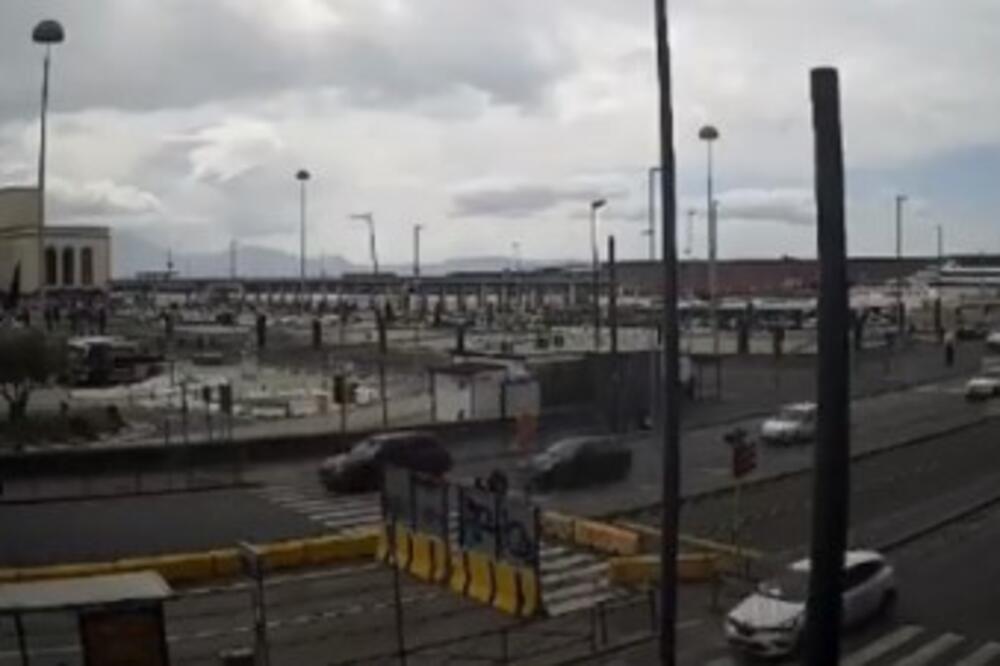 UŽAS U NAPULJU: Trajekt udario u pristanište, IMA POVREĐENIH (VIDEO)