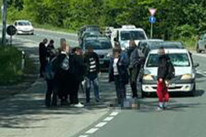 OBOREN PEŠAK KOD BARAJEVA, OSTAO DA LEŽI NA KOLOVOZU: NA "dačiji" pukla šoferka, ljudi se okupili oko povređenog (FOTO)