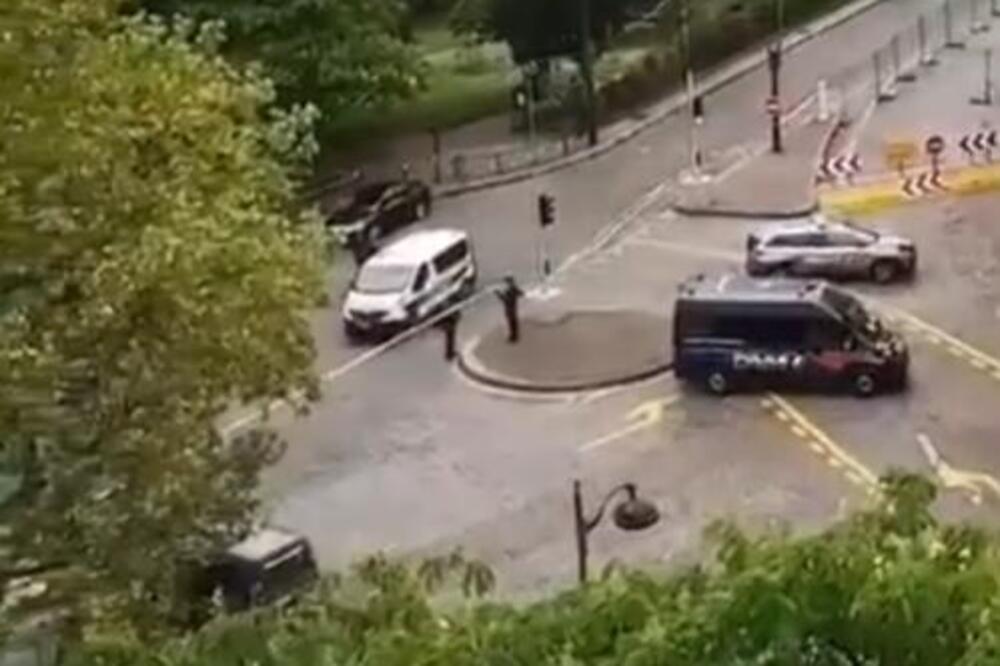 PRVI SNIMCI SA MESTA DRAME U PARIZU: Policija na terenu blokirala ulice (FOTO/VIDEO)