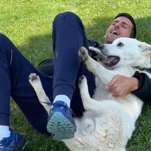 HIT SNIMAK! Đoković objavio video na kojem se igra sa psom, a njegov komentar