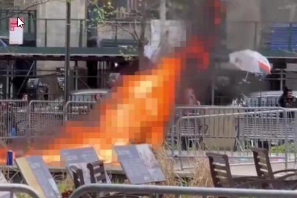 (UZNEMIRUJUĆI SNIMAK) HOROR U NJUJORKU! Muškarac se zapalio ispred suda u kome se sudi Trampu: Ljudi vrišteći bežali iz parka!