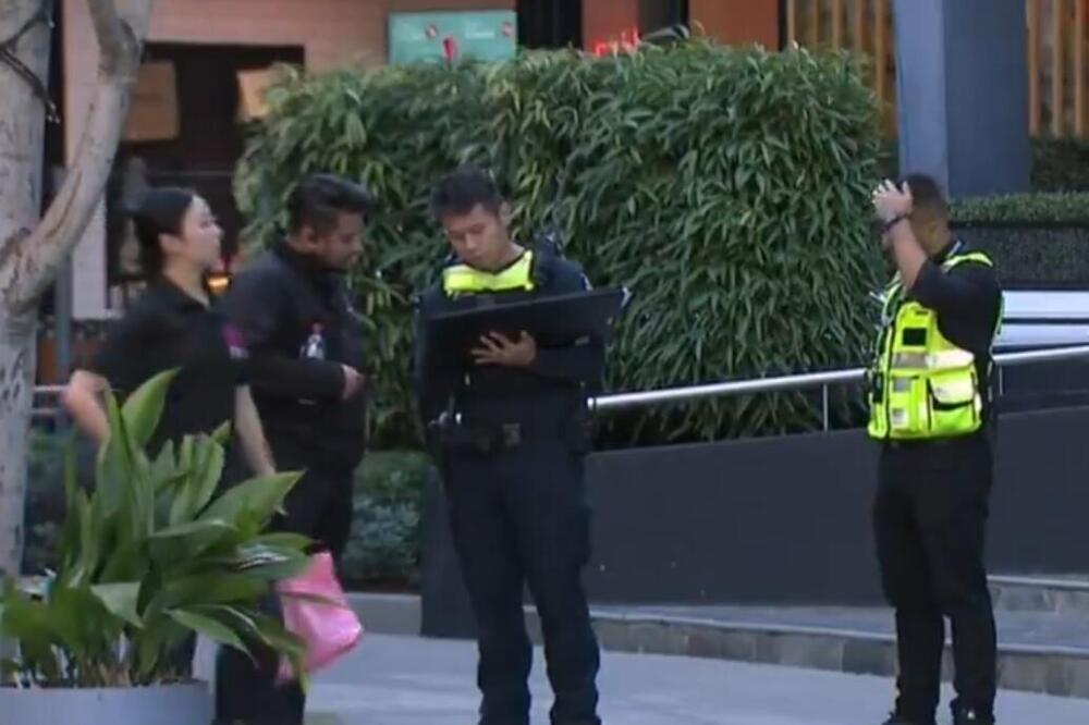 NOVI NAPAD NOŽEM U TRŽNOM CENTRU U AUSTRALIJI: Mladić izboden ispred kafića, napadač u bekstvu (VIDEO)