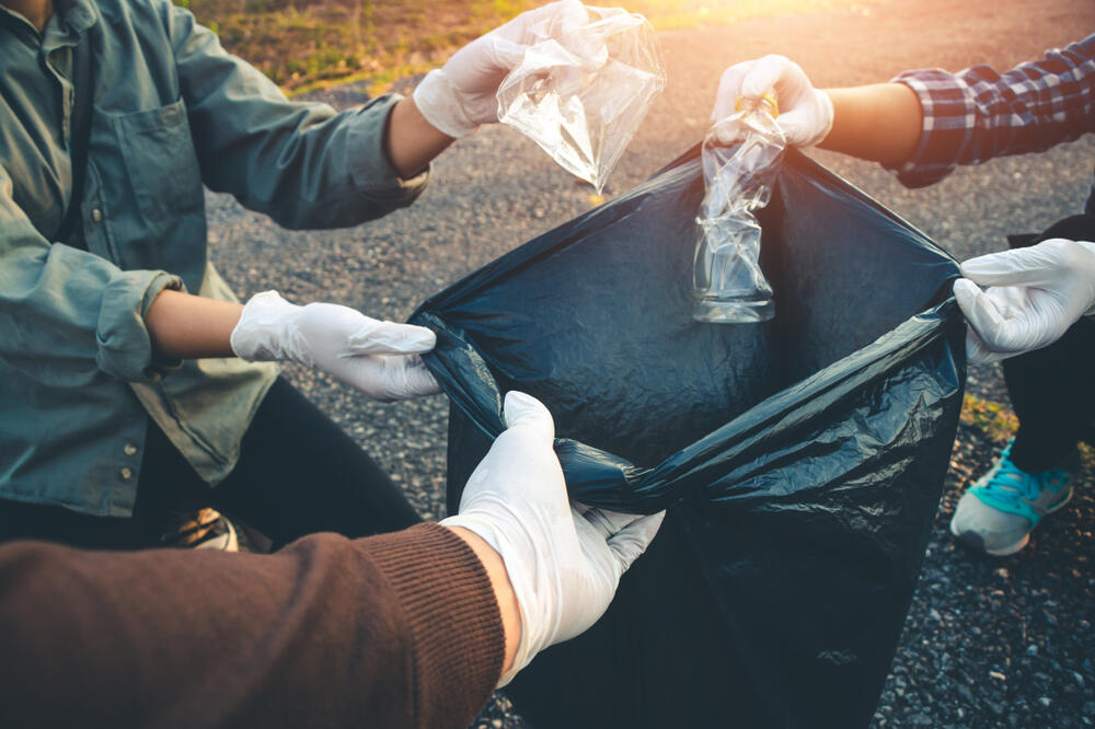 "OVUDA SE IGRAJU I DECA": Grupa ljudi čistila smeće oko bolnice u Dubrovniku, onda našli nešto zbog čega su odmah POZVALI POLICIJU