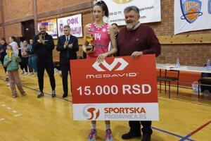 SLAVNA MAMA, 13 GODINA I 202 CM VISINE: Nađa Maksimović je velika nada ženske košarke! VIDEO