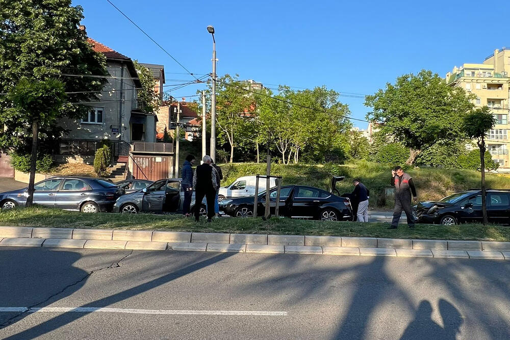LANČANI SUDAR NA VOŽDOVCU: Više vozila oštećeno u saobraćajnoj nezgodi u Ulici Vojislava Ilića (FOTO/VIDEO)