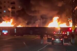 VOZ U PLAMENU PROŠAO KROZ GRAD: Dramatična scena, vagoni odjednom počeli da gore, vatrogasci jedva OBUZDALI PLAMEN (VIDEO)