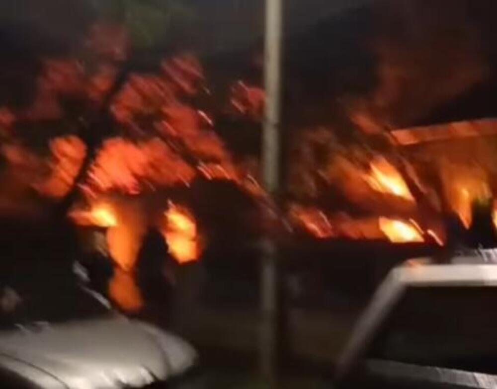 VELIKI POŽAR U NOVOM SADU: Gori napuštena kuća, vatrogasci na terenu (VIDEO)