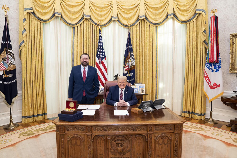 Brnović sa Trampom u Ovalnoj sobi Bele kuće