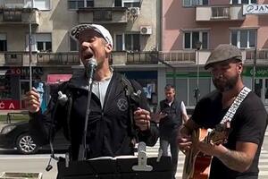NIKOLA ROKVIĆ SE PONOVO OGLASIO SA PUTA U GRČKU: Zapevao sa uličnim sviračem i svima poručio: "Uvek je radosnije uz pesmu"