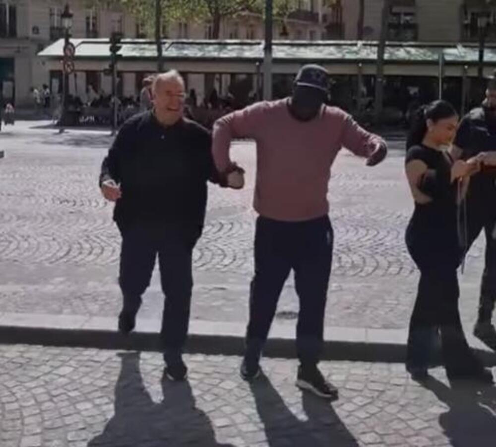 &quot;ODEM U PARIZ, KAD ONO PUSTE NAŠU PESMU...&quot; Ovako je Čeda Marković napravio lom nasred ulice, a Francuzi samo tapšu! HIT-VIDEO
