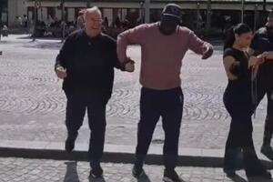"ODEM U PARIZ, KAD ONO PUSTE NAŠU PESMU..." Ovako je Čeda Marković napravio lom nasred ulice, a Francuzi samo tapšu! HIT-VIDEO