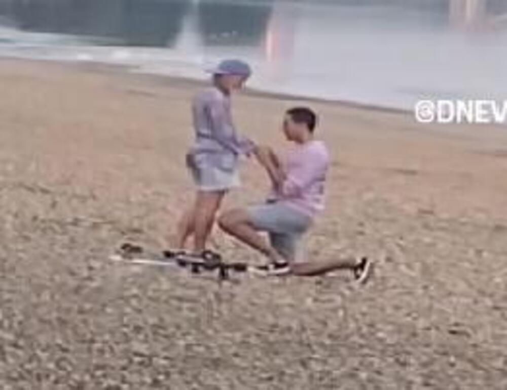 PREDIVNA LJUBAVNA SCENA NA ADI CIGANLIJI: Mladić kleknuo na koleno i u kao u filmovima zaprosio devojku! VIDEO