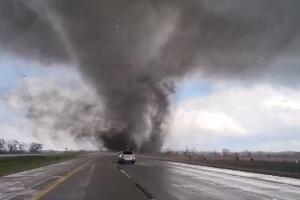 MONSTRUOZNI TORNADO NOSI SVE PRED SOBOM! Meteorolozi ZGRANUTI: "Uništiće CEO GRAD" (VIDEO)