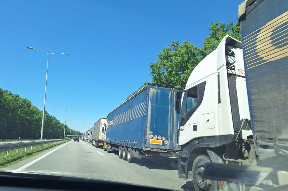 AMSS: Kamioni na Batrovcima čekaju 7 sati za izlaz iz Srbije