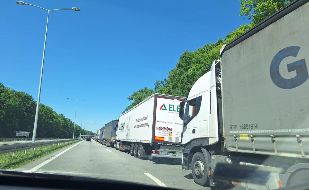 PAKAO ZA TERETNJAKE NA GRANIČNIM PRELAZIMA: Na Horgošu čekanje za kamione 6 sati, na Kelebiji 3 a Batrovcima 2 sata