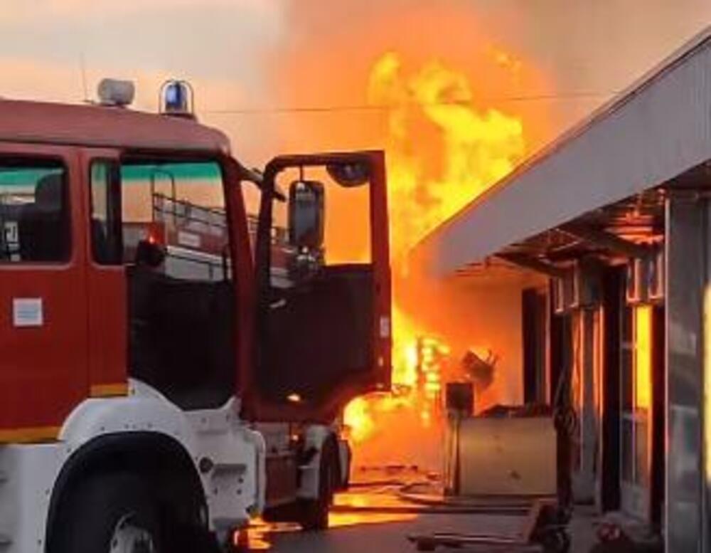 DRAMATIČNE SCENE U NIŠU, VATRA GUTA OBJEKAT: Izbio požar u poznatom trgovinskom objektu, vatrogasci se bore sa stihijom (VIDEO)