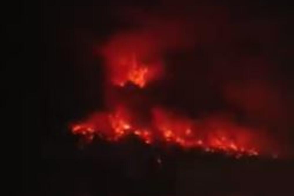 OVAKO IZGLEDA PAKAO NA ZEMLJI! Vulkan izbacuje vruće EKSPLOZIVNE oblake i lavu: Ljudi su u ŽIVOTNOJ OPASNOSTI (VIDEO)