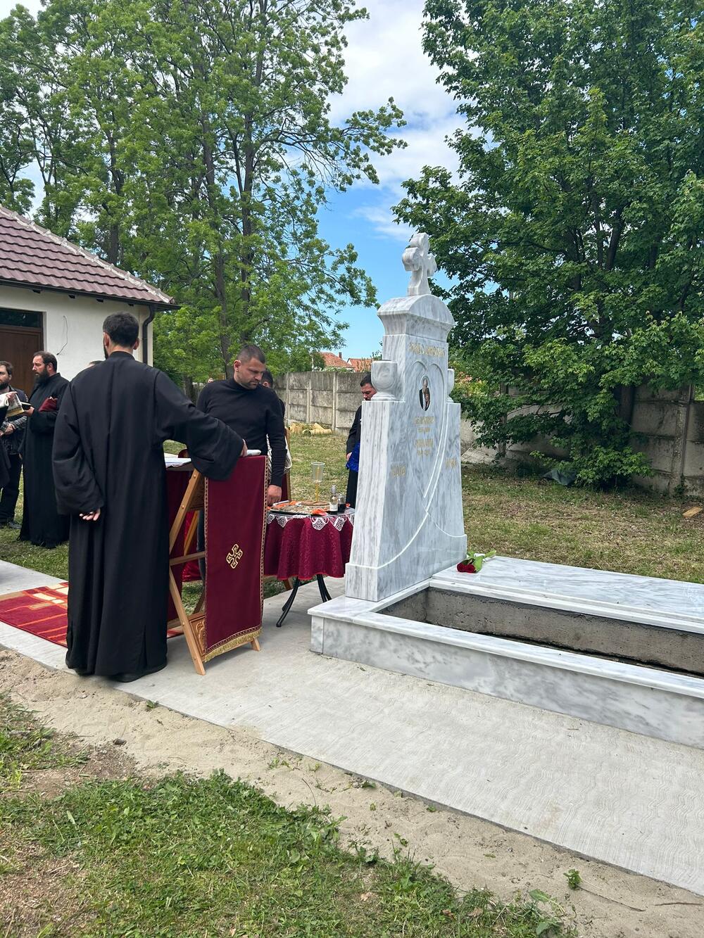 Bata Živojinović, posmrtni ostaci, Koraćica