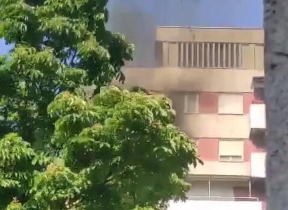 DRAMATIČNA SCENA U SOMBORU Izbio požar na 11. spratu solitera, KULJAO CRNI DIM: Sprečeno širenje brzom reakcijom vatrogasaca VIDEO