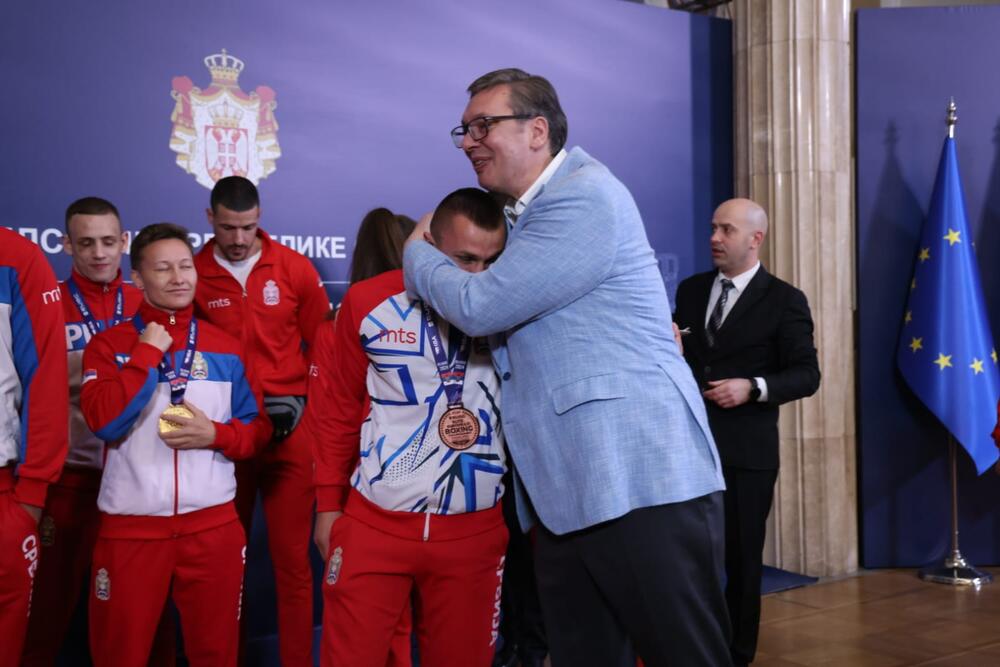 ŽELIM DA ZAHVALIM ZA VELIKU RADOST KOJU STE DONELI NAŠOJ ZEMLJI Vučić čestitao bokserima na ogromnom uspehu: Ponosni smo na vas!