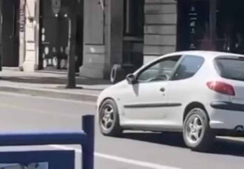 ODE TOČAK! OVAKAV PRIZOR RETKO SE VIĐA: Čoveku odleteo točak usred vožnje u blizini hotela Moskva (VIDEO)