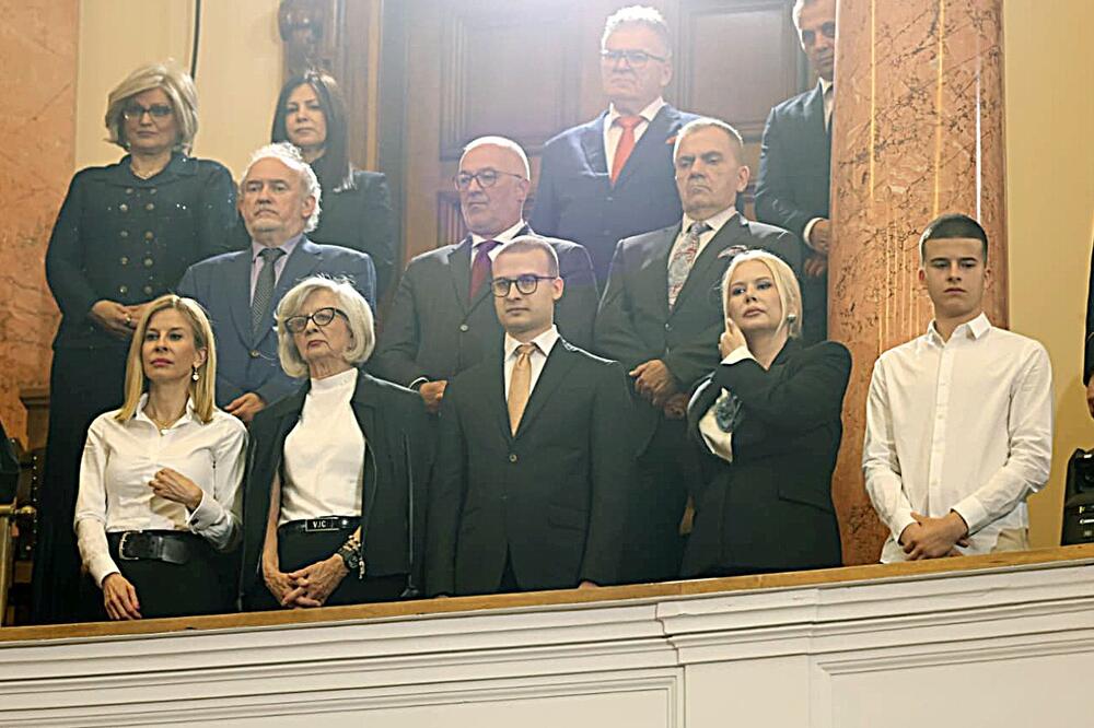 OVO JE PORODICA NOVOG PREMIJERA Lepa supruga Maja, sinovi Danilo i Mihailo, mama i sestra došli da podrže predsednika Vlade (FOTO)