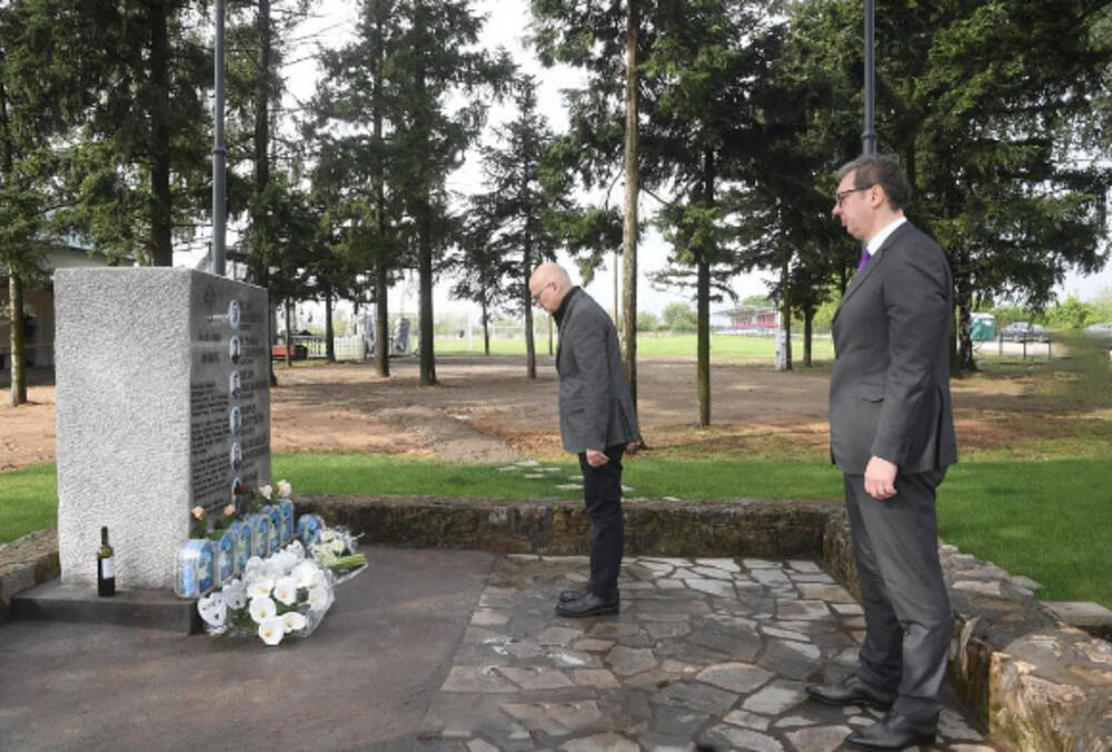 &quot;SRBIJA VAS, DECO, NIKAD NEĆE PREŽALITI&quot; Premijer Vučević položio cveće u spomen-parku u Malom Orašju