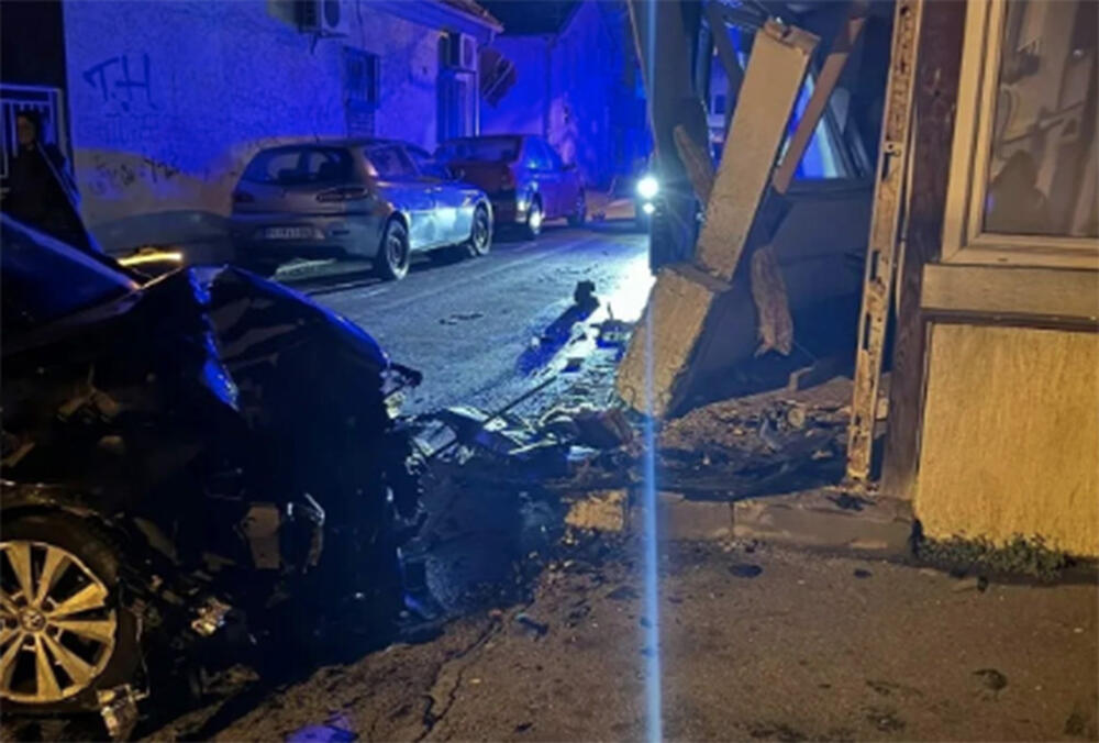 PRVE SLIKE SAOBRAĆAJKE NA VRAČARU: Zakucali se automobilom u kuću! Mladić i devojka povređeni, hitno prevezeni u Urgentni