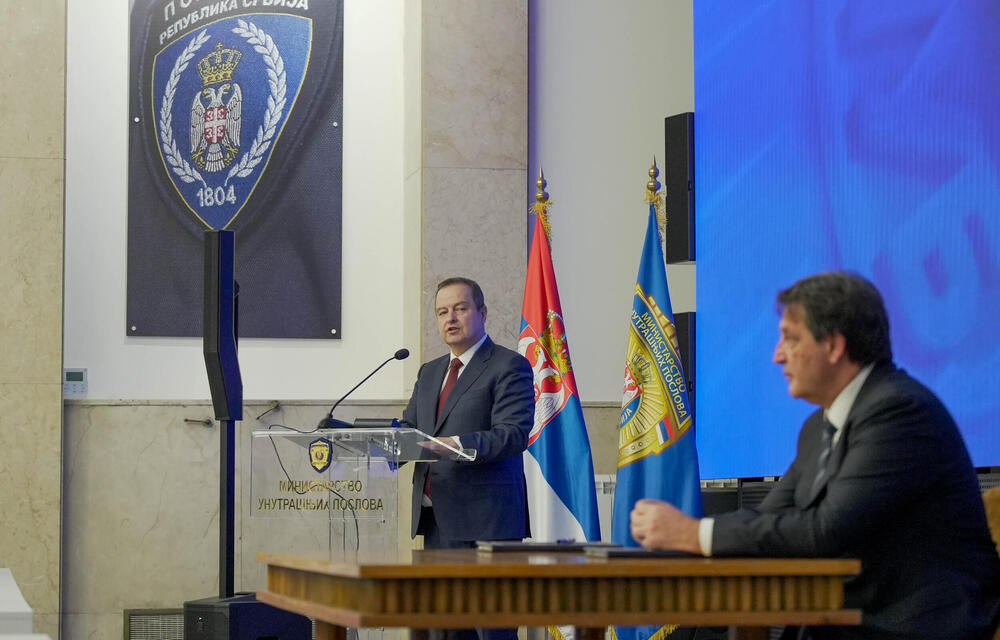 PRIMOPREDAJA DUŽNOSTI U MUP: Novi ministar Dačić poželeo građanima da imaju što manje posla sa policijom