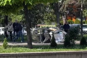 OD SILINE UDARA KOLA SE PREPOLOVILA: Užasna saobraćajna nesreća u Skoplju, jednoj osobi se BORE ZA ŽIVOT (VIDEO)